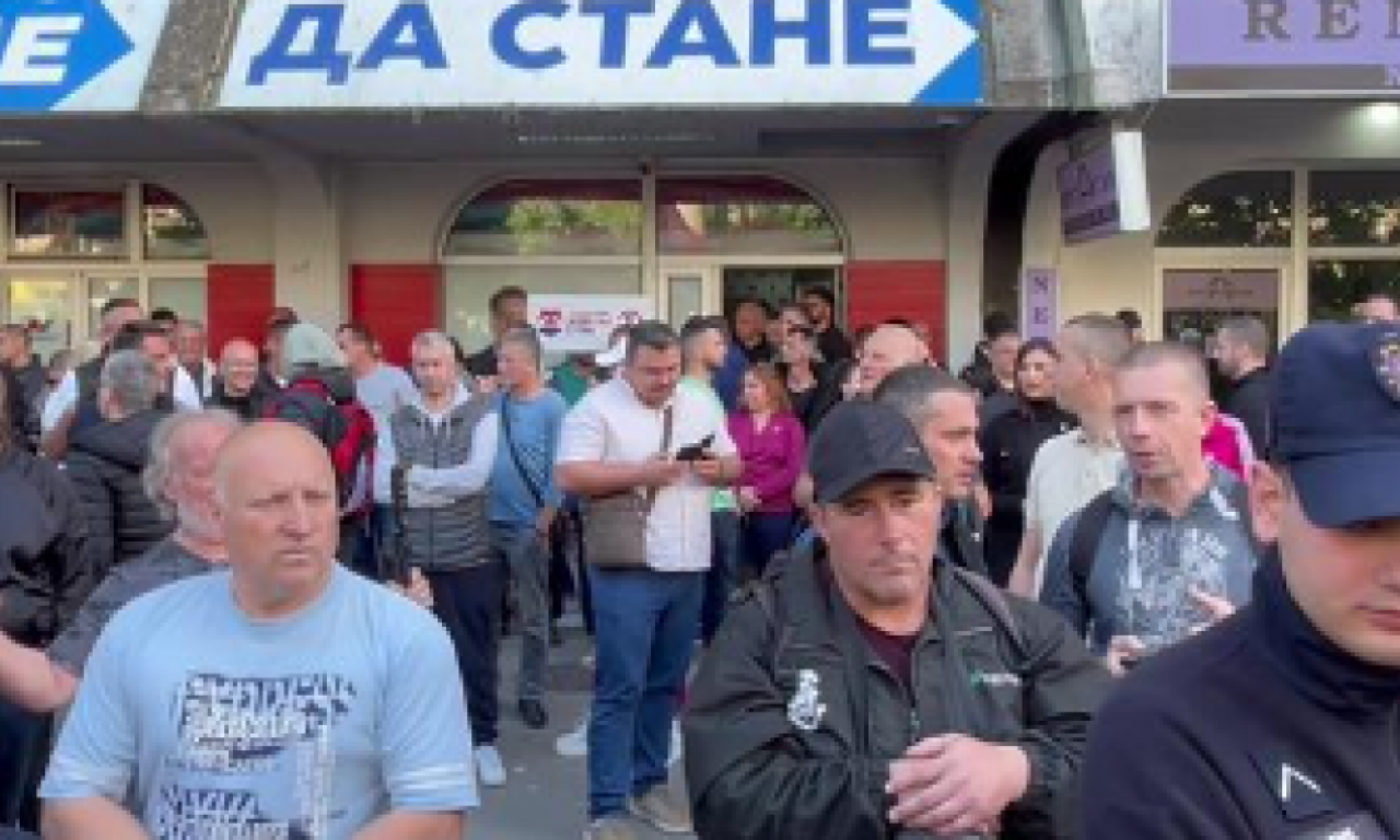 GRUPA GRAĐANA GAĐALA JAJIMA SNS AKTIVISTE I FUNKCIONERE Jezivo nasilje u Novom Sadu! (VIDEO)