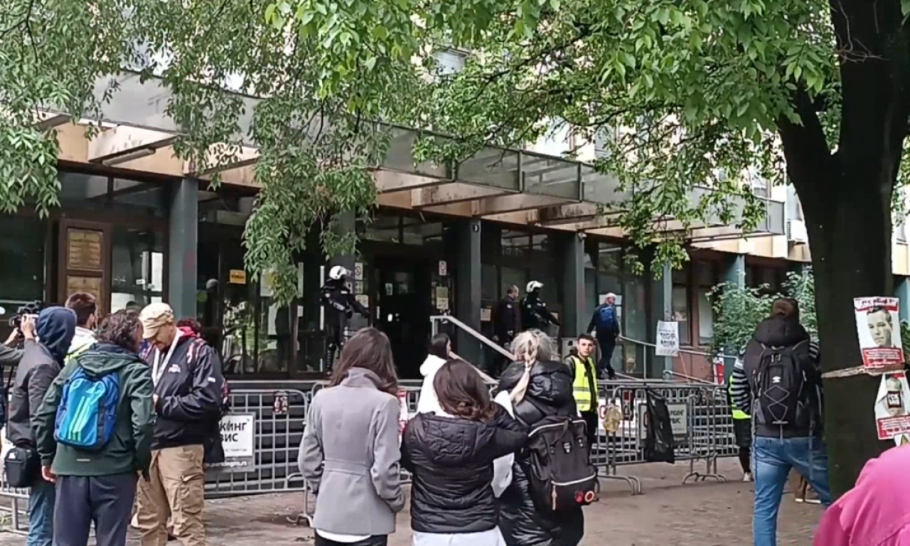 OVA ULICA PONOVO ZATVORENA ZA SAOBRAĆAJ! Evo šta sad studenti blokaderi rade u Novom Sadu