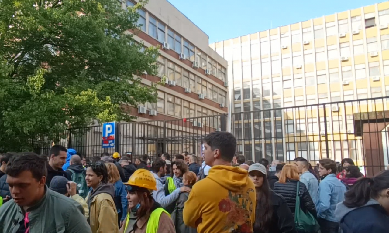 STUDENTI I DANAS ISPRED ZGRADE SUDA! Evo šta je sve blokirano u Novom Sadu (VIDEO)