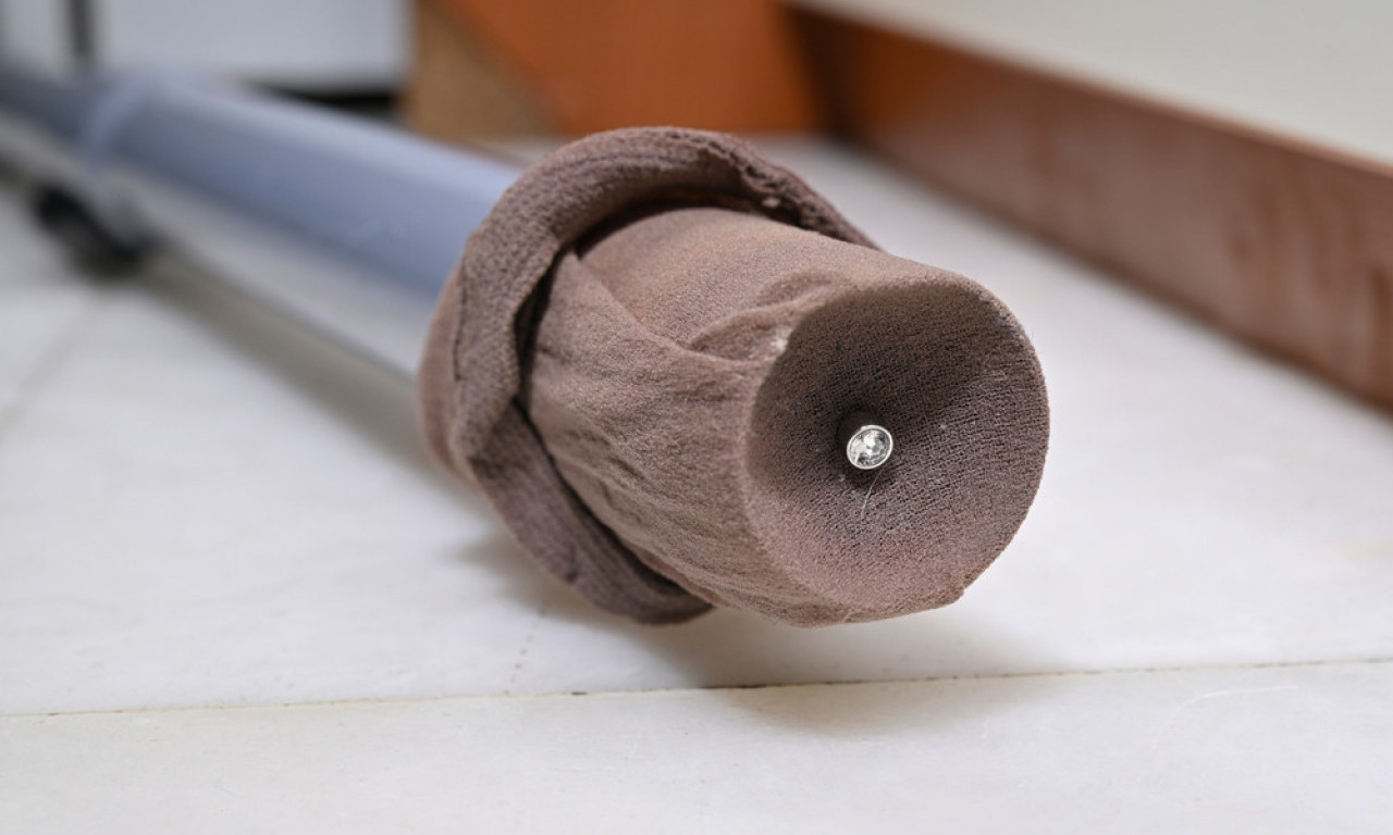 ŠTA ĆE ČARAPA NA USISIVAČU? Kad pročitate zašto i vi ćete je koristiti