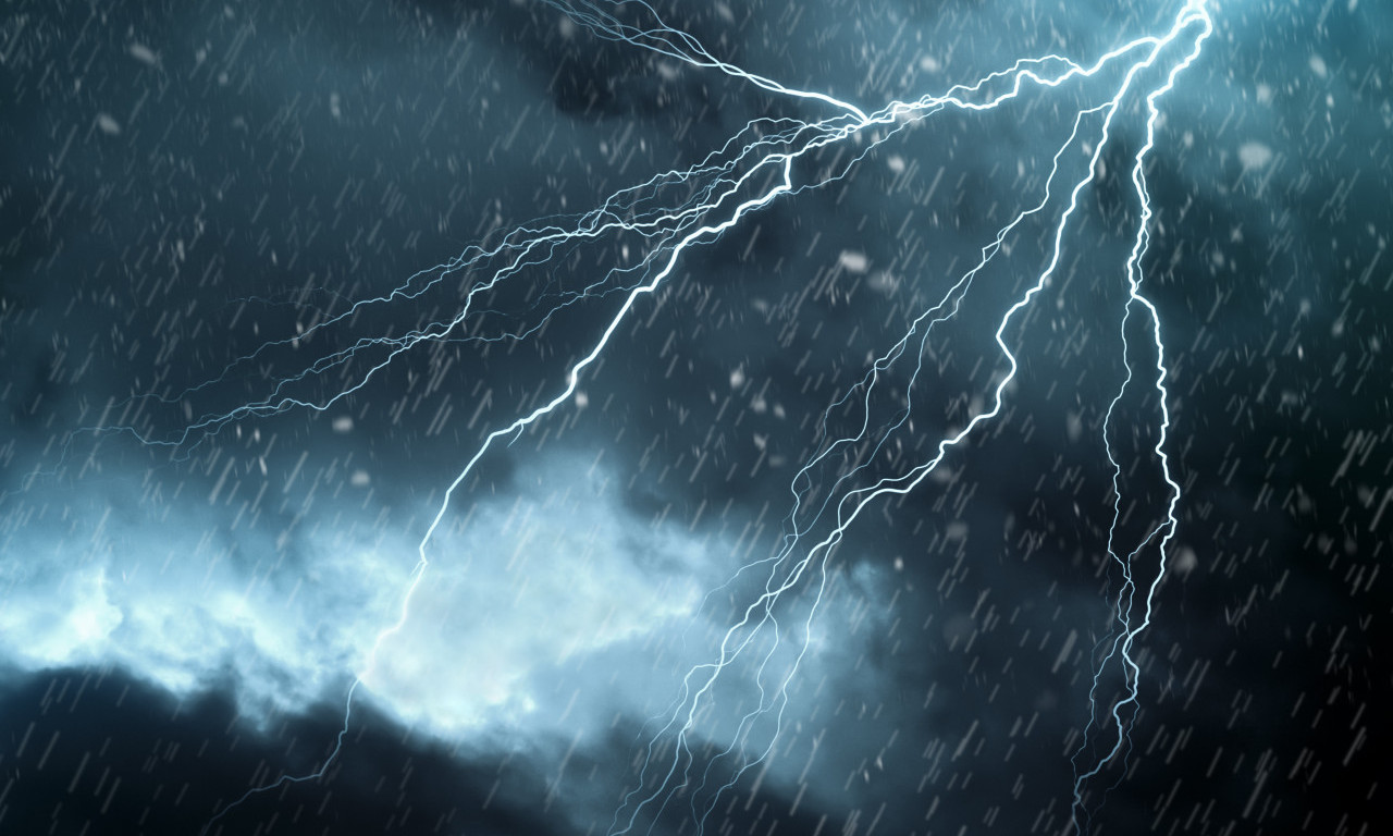 OČEKUJU SE EKSTREMNE VREMENSKE NEPOGODE: RHMZ izdao najviši stepen upozorenja za ove okruge!