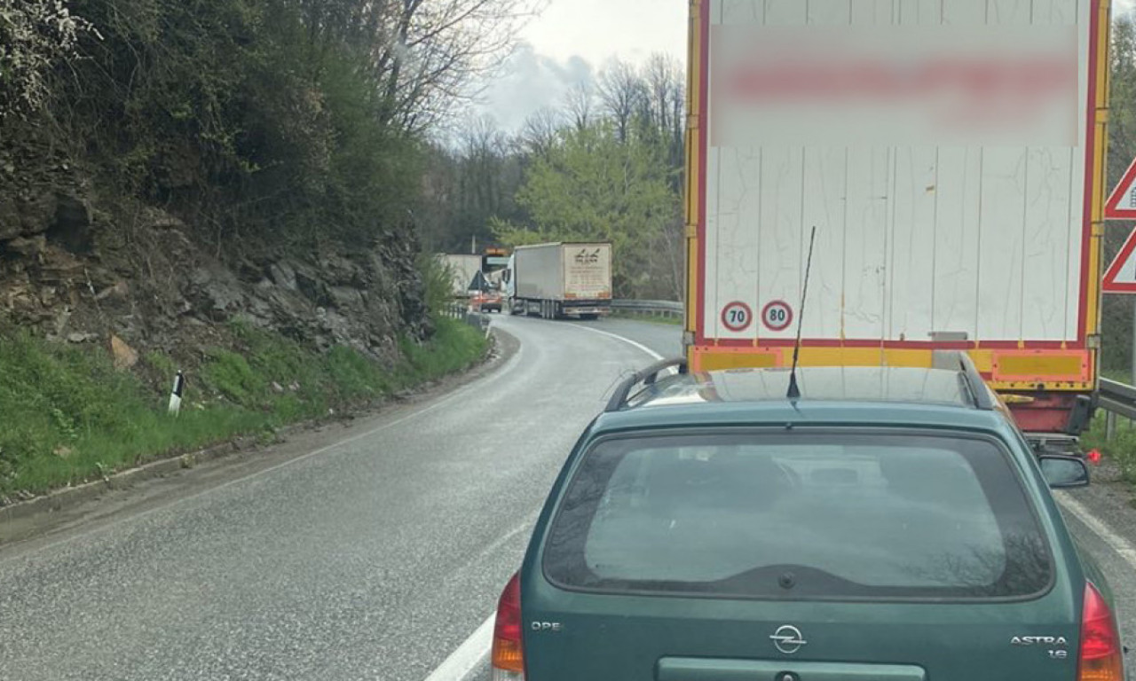 ŽESTOK SUDAR AUTOBUSA I KAMIONA U KRIVINI! Saobraćaj obustavljen
