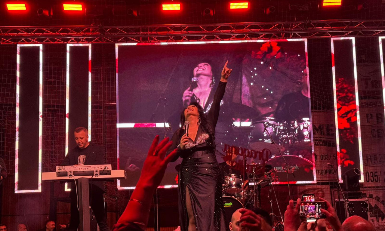 BUDUĆA BAKA NASTAVILA SA TURNEJOM Draganu Mirković iznenadila deca iz publike na koncertu u Jagodini (FOTO)