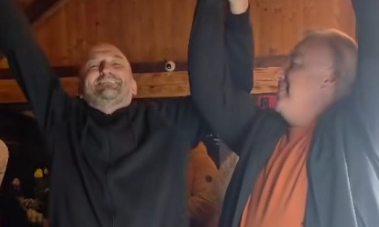 PROSLAVA POBEDE NA IZBORIMA - U GAĆAMA! Bivši gradonačelnik go, a sa novim se drži za ruku! Ovo još niste videlI (VIDEO)