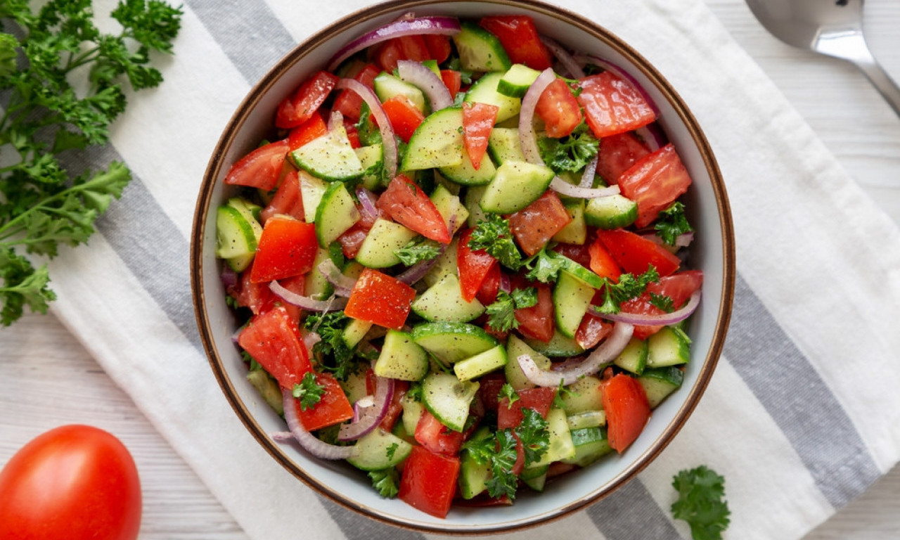 MNOGI IH MEŠAJU, ALI NE BI TREBALO Evo šta se dešava kada jedete paradajz i krastavac zajedno