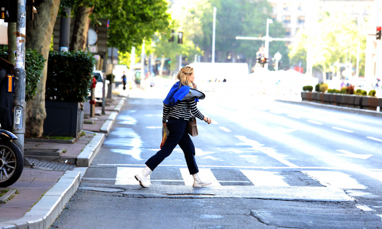SLAVNA VODITELJKA KAO SAV NORMALAN SVET Danijela pazarila u marketu, pa sela u gradski autobus... (FOTO)