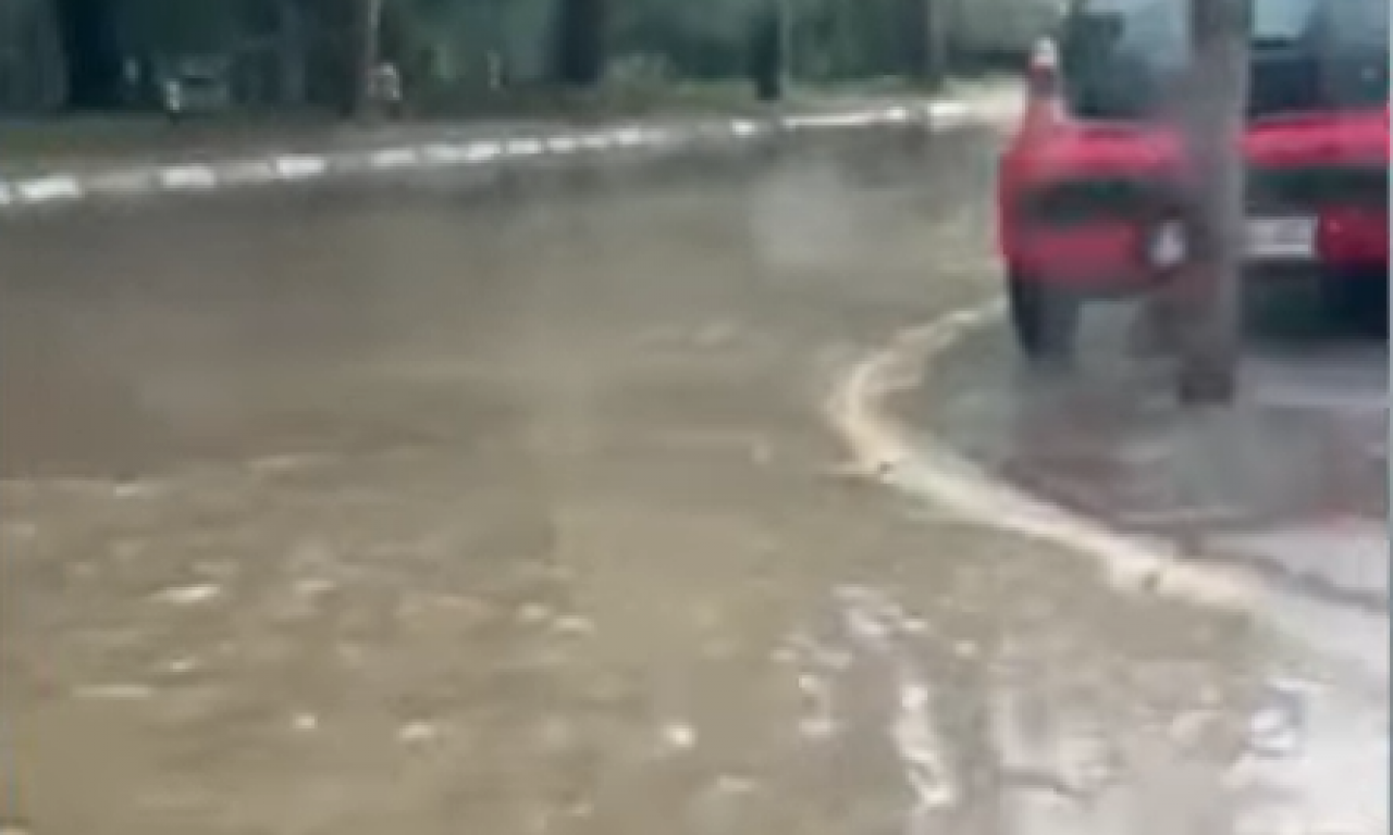 OBILNA KIŠA SE SRUČILA NA OVAJ DEO SRBIJE Ulice pod vodom, vozila se jedva kreću (VIDEO)