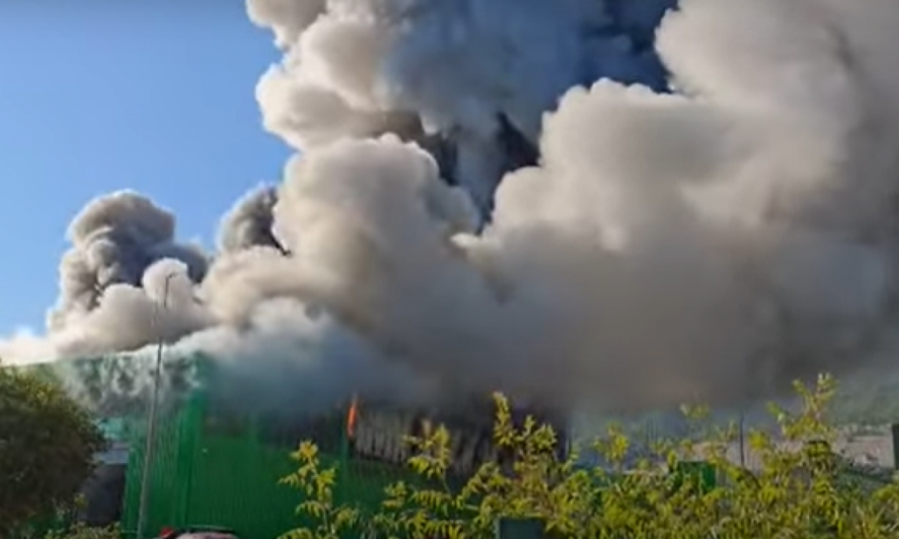 SIRENE ZAVIJAJU GRADOM, ODJEKUJU EKSPLOZIJE: Ogroman požar u Dalmaciji! (VIDEO)