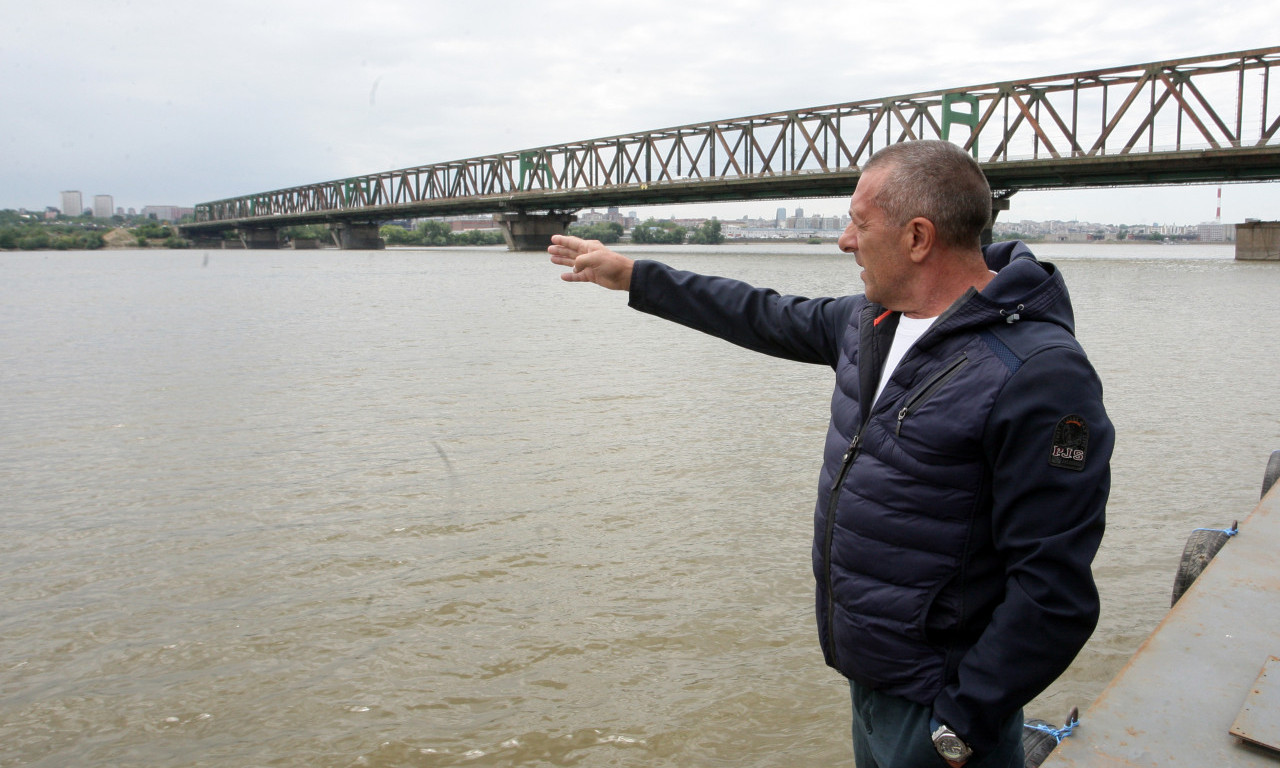 MLADIĆ (21) SKOČIO SA PANČEVAČKOG MOSTA Evo ko ga je spasao i po 34. put sprečio tragediju (FOTO)