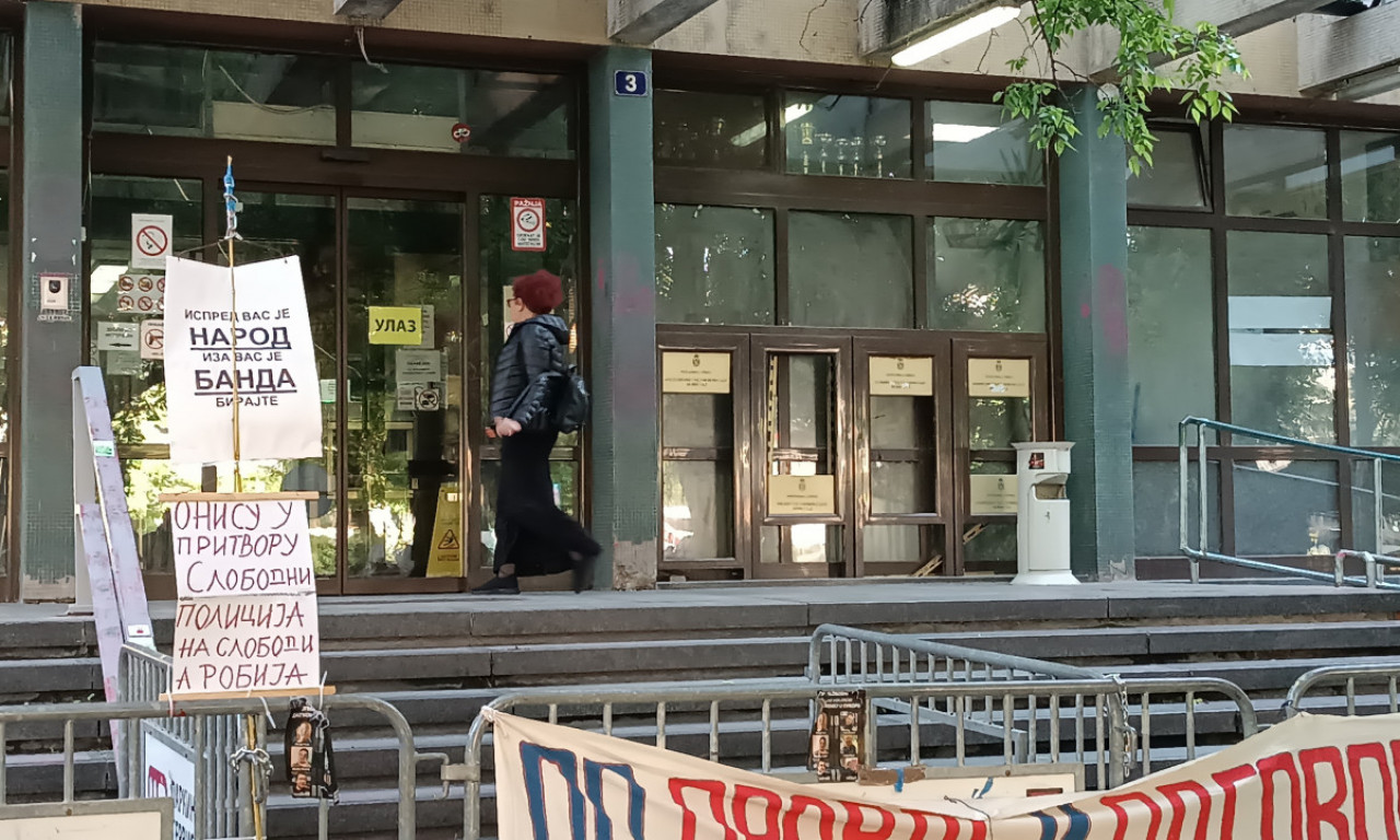 ZAPOSLENI UŠLI U ZGRADU BLOKIRANOG SUDA U NOVOM SADU Studenti se povukli sa ulaza!