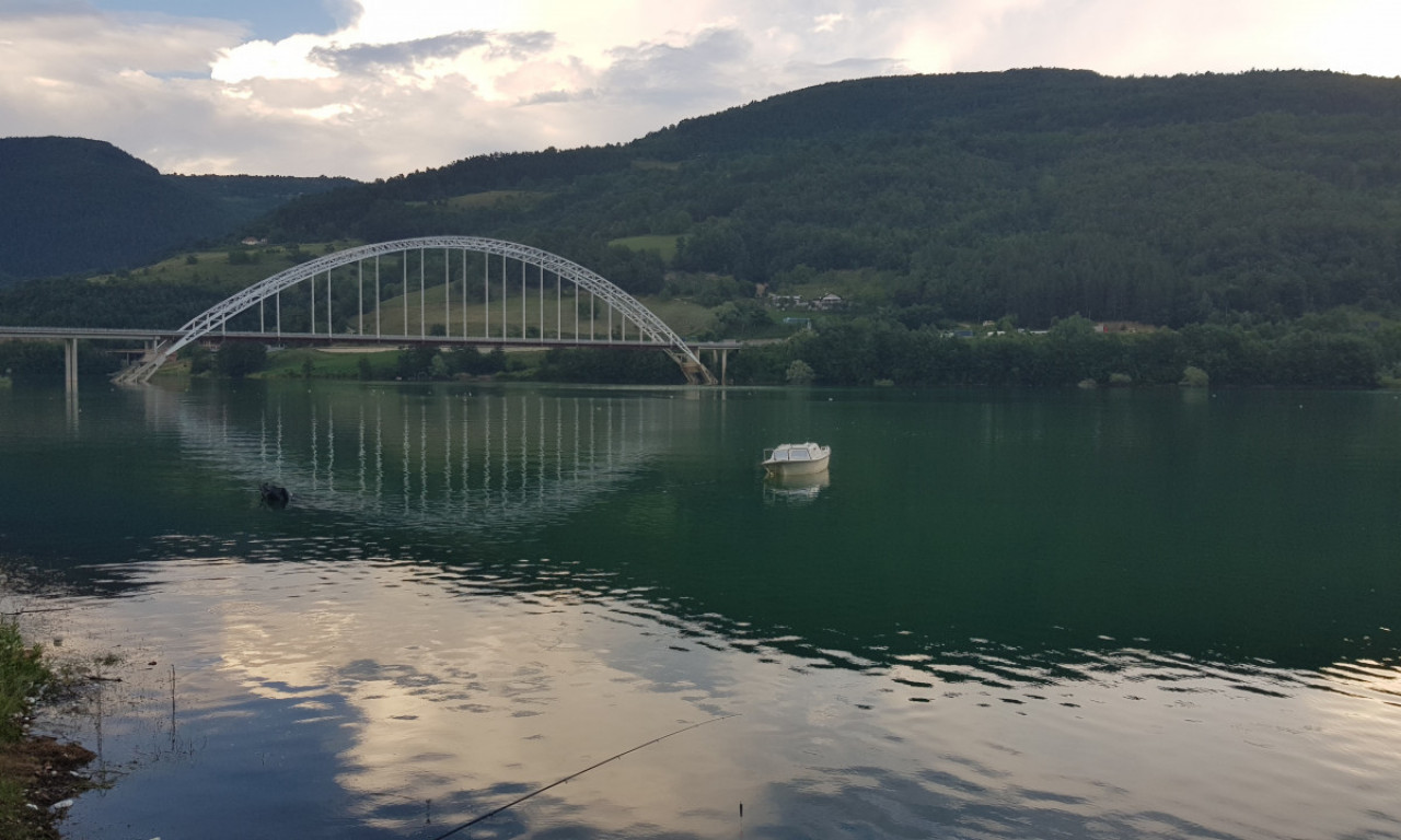 SKOČIO SA MOSTA DA SE RASHLADI I NIJE ISPLIVAO Horor na jezeru Gazivode! Evo šta se dešava na terenu