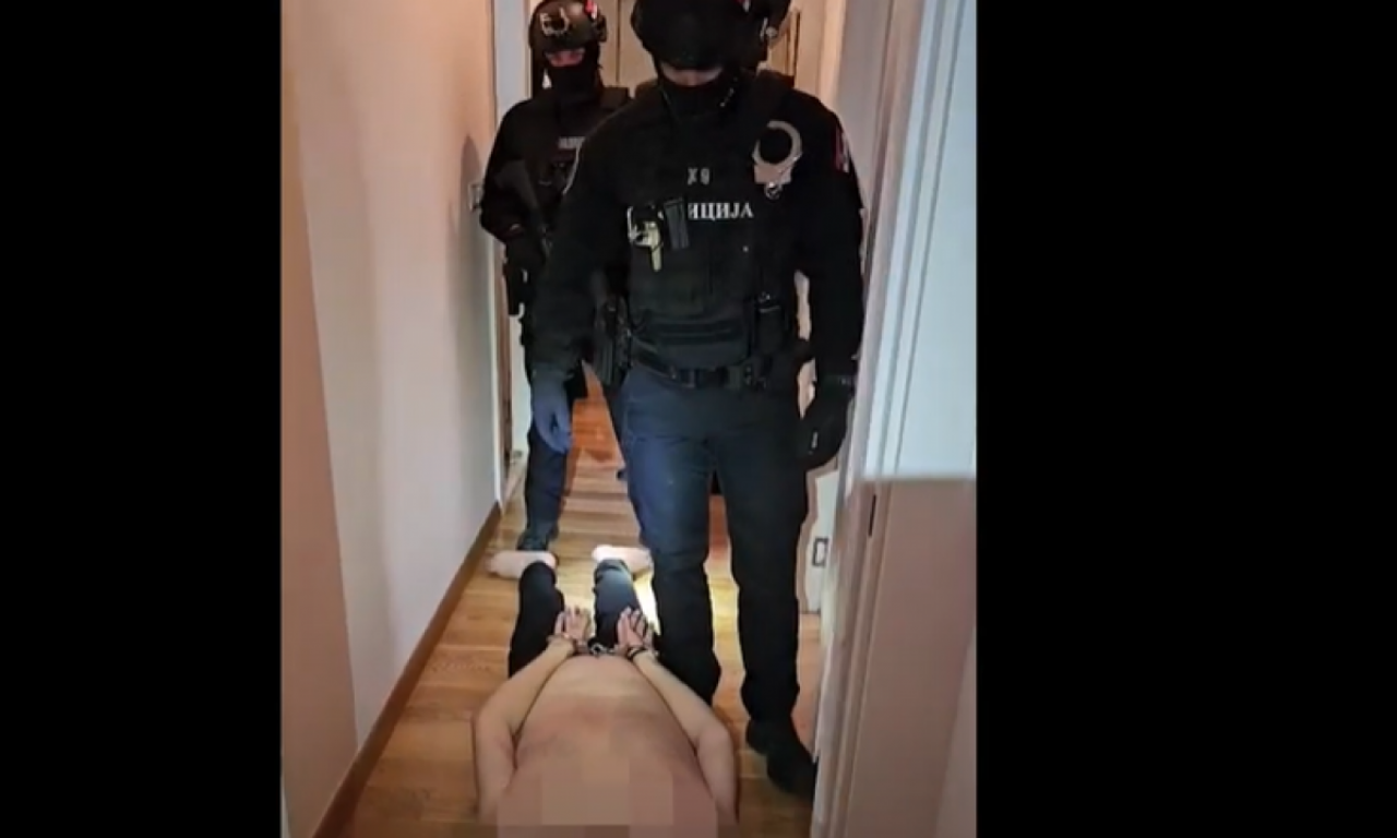 OVAKO JE "PALO" 5 PRIPADNIKA KRIMINALNE GRUPE Policija upala u stan, pronađeni pištolji, pečati, lažna dokumenta (VIDEO)