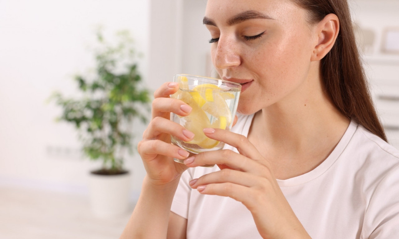 NE PIJETE VODE DOVOLJNO? Evo kako da joj poboljšate ukus i pijete je više ovog leta!
