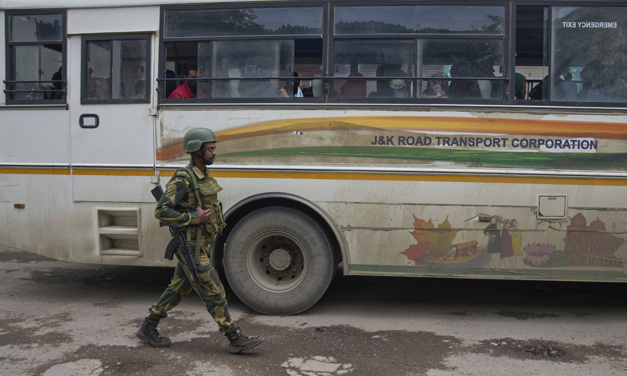 IMA MRTVE DECE! Stravičan napad na školski autobus
