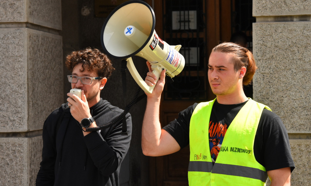 ZAPOSLENI NE MOGU DA UĐU U ZGRADU REKTORATA Pogledajte šta studenti blokaderi danas rade (FOTO)