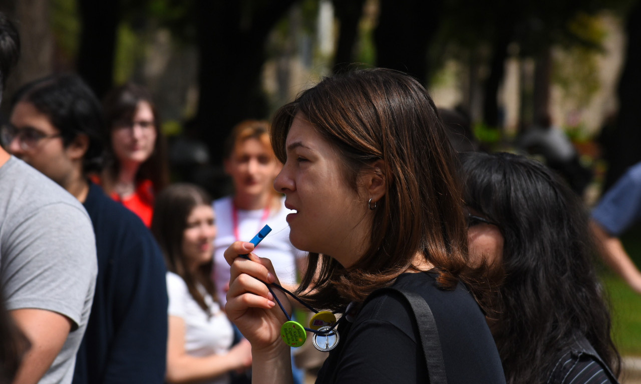 U BEOGRADU ODRŽAN PROTEST ZBOG STUDENATA KOJI ŽELE DA UČE Evo zašto grupi građana smetaju mladi u Pionirskom parku!