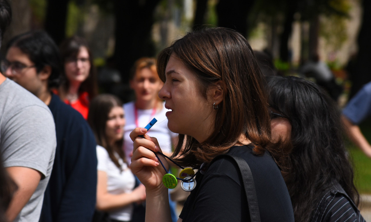 U BEOGRADU ODRŽAN PROTEST ZBOG STUDENATA KOJI ŽELE DA UČE Evo zašto grupi građana smetaju mladi u Pionirskom parku!