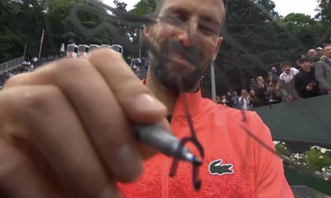 ŠTA JE TO NOLE NAPISAO NA KAMERI POSLE POBEDE? Đoković ponovo oduševio! Jedna reč koja je "trgla" navijače (FOTO)