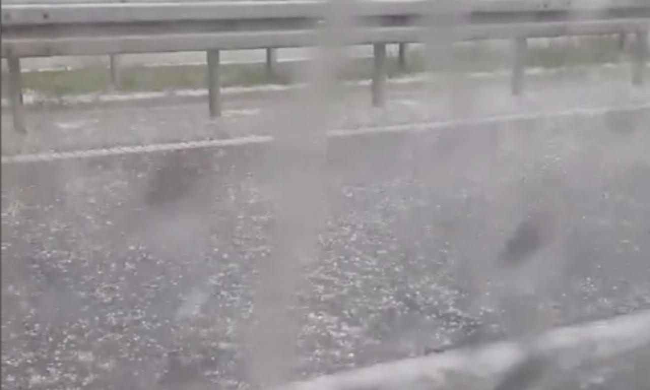 AUTO-PUT MILOŠ VELIKI POD LEDOM Vozači ne mogu dalje! "Odjednom je tukao grad veličine lešnika" (VIDEO)