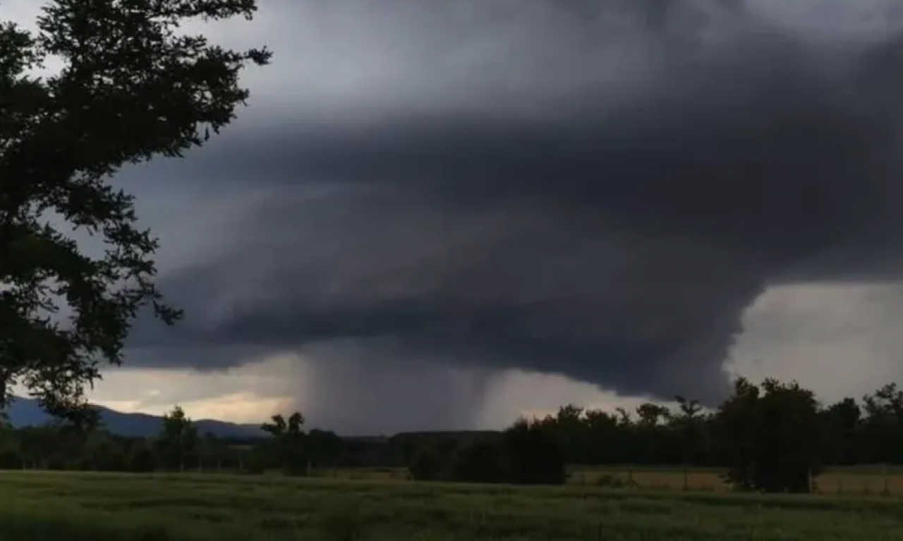 KAKVA JE OVO POJAVA NA NEBU KOD TOPOLE? Meštani uznemireno gledaju šta se to spušta na zemlju (FOTO)