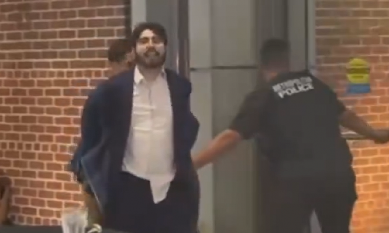 OVO JE TERORISTA IZ VAŠINGTONA! Isplivao snimak privođenja - izgovorio samo dve reči (VIDEO)