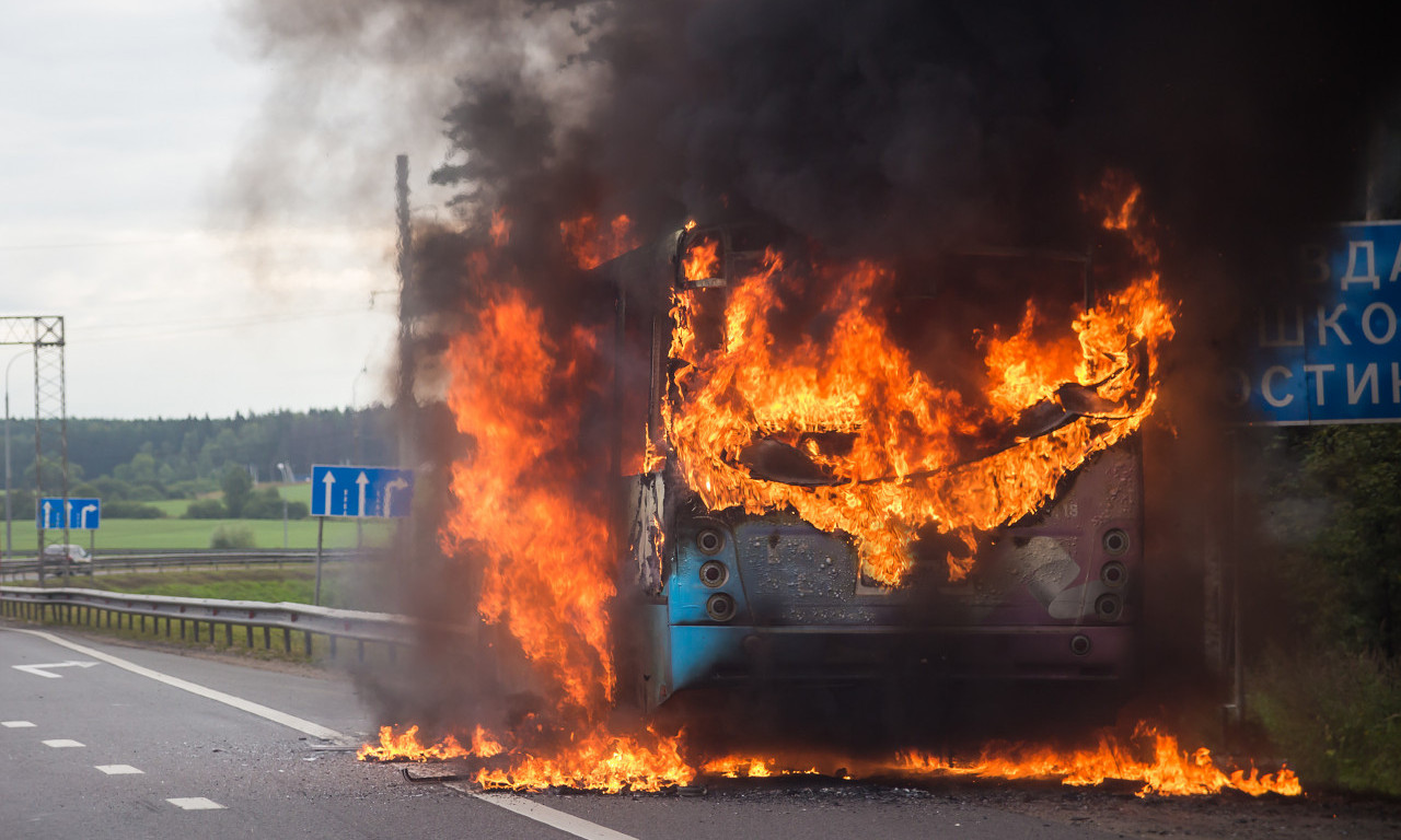 GORI AUTOBUS, SAOBRAĆAJ BLOKIRAN! Policija i vatrogasci na terenu - hitno oglašavanje JP "Putevi Srbije" (FOTO)