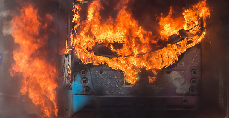 IMA MRTVIH! Požar "progutao" autobus u Švajcarskoj, broje se povređeni