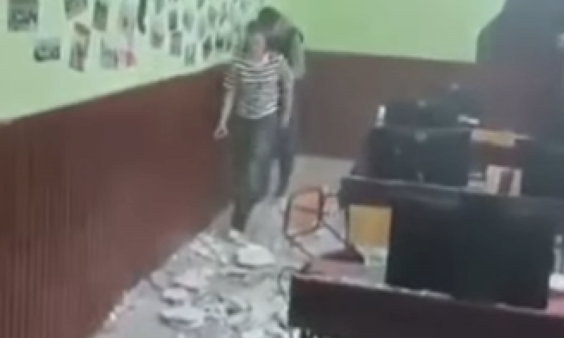 PROSVETNI INSPEKTORI U GIMNAZIJI U BEČEJU: Evo šta se dešava u školi nakon pada dela plafona!