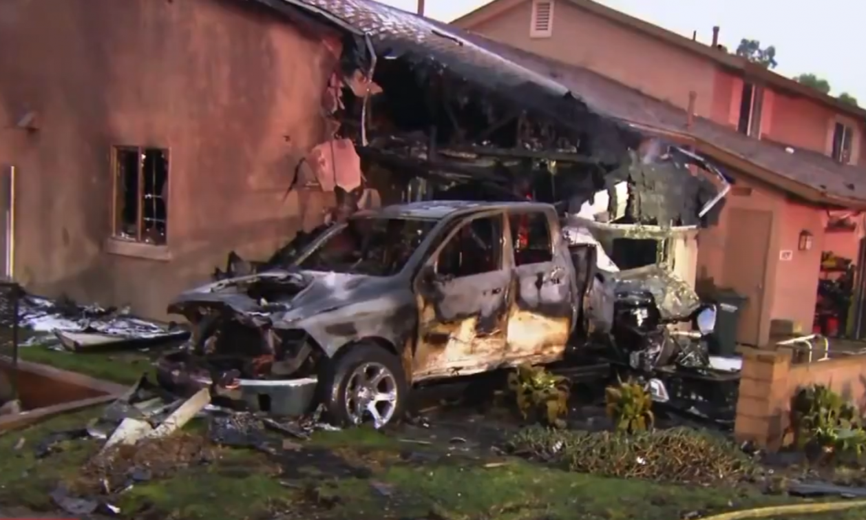 PAKAO! Avion se obrušio na kuće, naselje u plamenu (VIDEO)