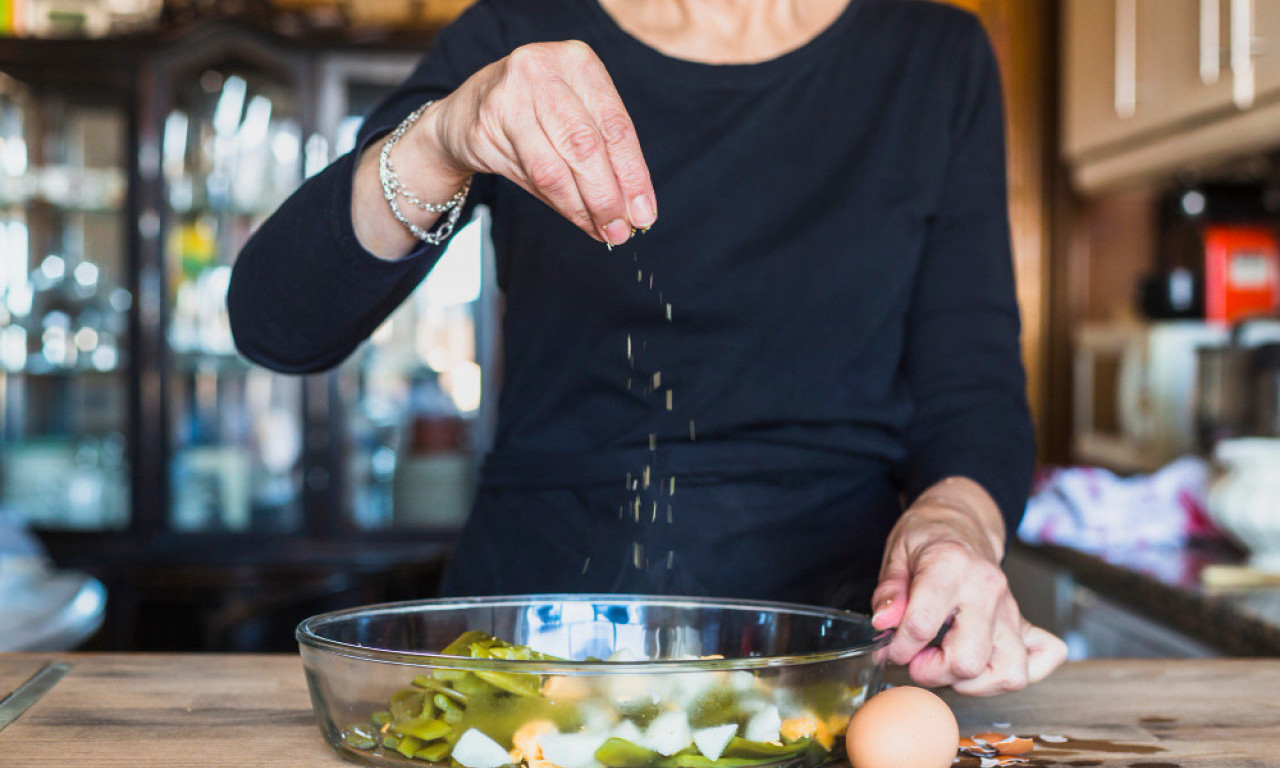 DA LI SOLITE JELO NA POČETKU ILI NA KRAJU? Ovo kuvarsko pravilo menja ukus hrane