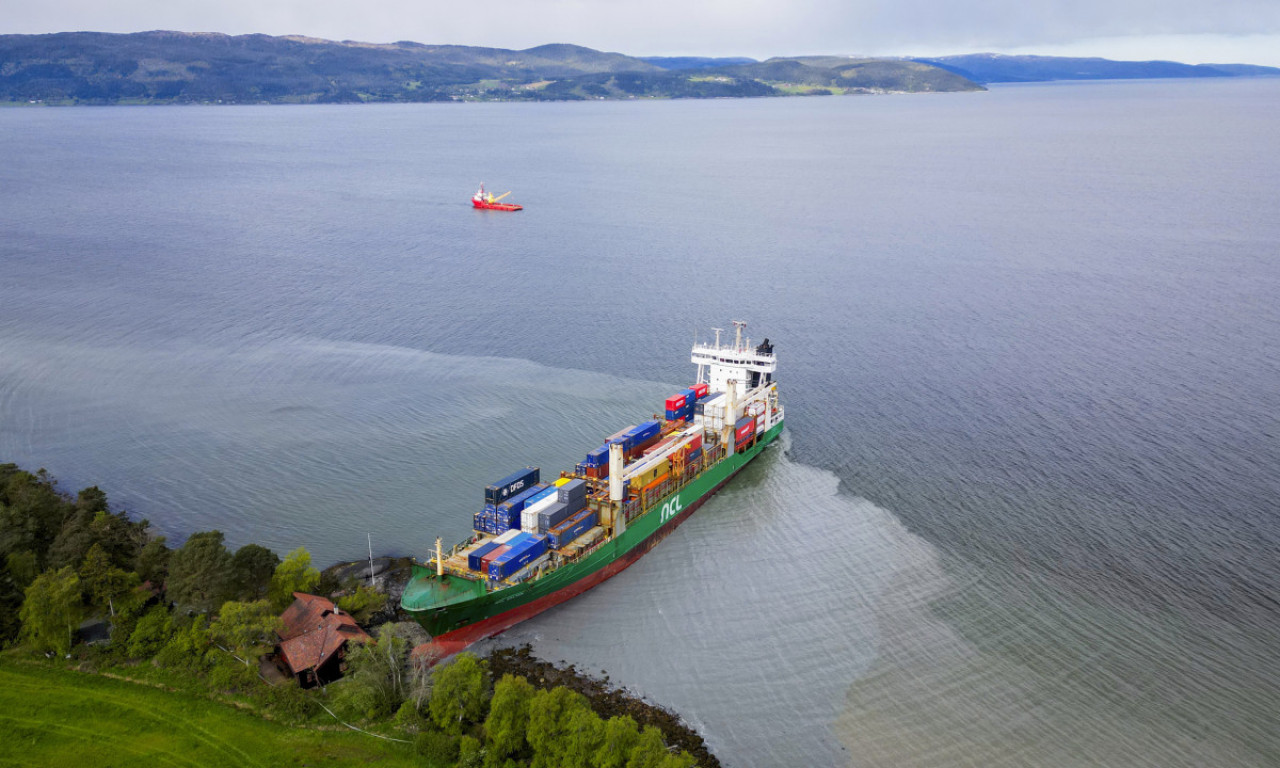 POGLEDAJTE GDE JE OVAJ ČOVEK GRADIO KUĆU Brod mu se nasukao pravo u dvorište! (FOTO)
