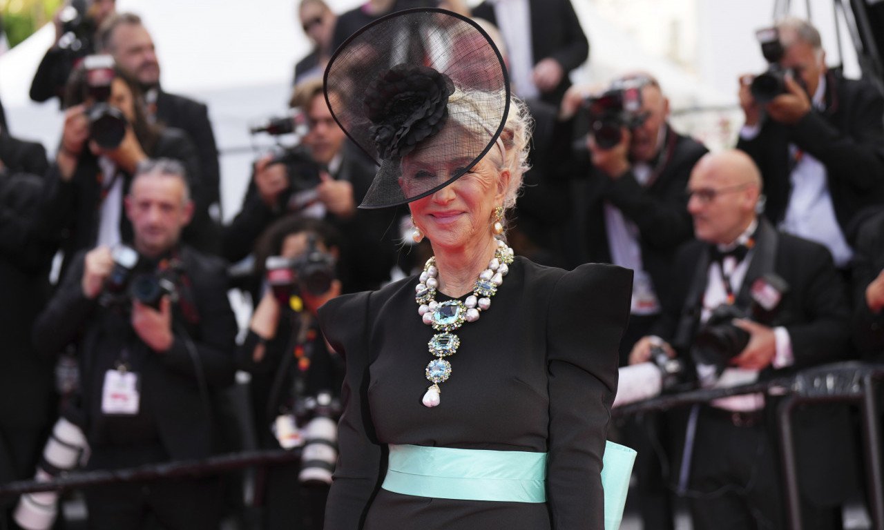 NOSILA PREKO 400 KARATA DRAGOG KAMENJA NA SEBI Helen Miren (78) pokazala "ko kosi a ko vodu nosi"