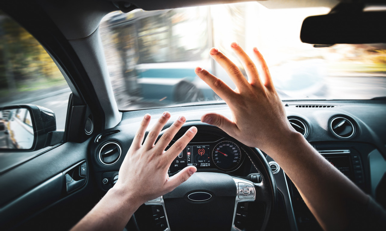 AUTOBUS PUN PUTNIKA PROKLIZAO I BLOKIRAO PUT Ovo je opomena za sve vozače (FOTO)