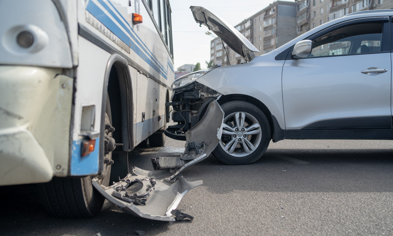 BROJE SE POVREĐENI! Jeziv sudar autobusa i automobila u centru Beograda