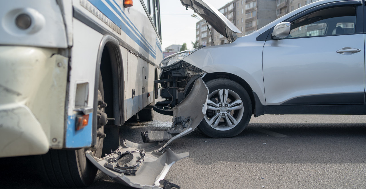 DETALJI SAOBRAĆAJNE NEZGODE KOD OBRENOVCA Vozač autobusa i tri putnika iz automobila prevezeni u bolnicu (FOTO)