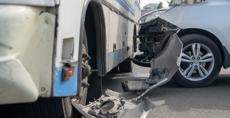 KARAMBOL NA ZRENJANINCU! Sudarili se autobus i automobil, stvara se gužva