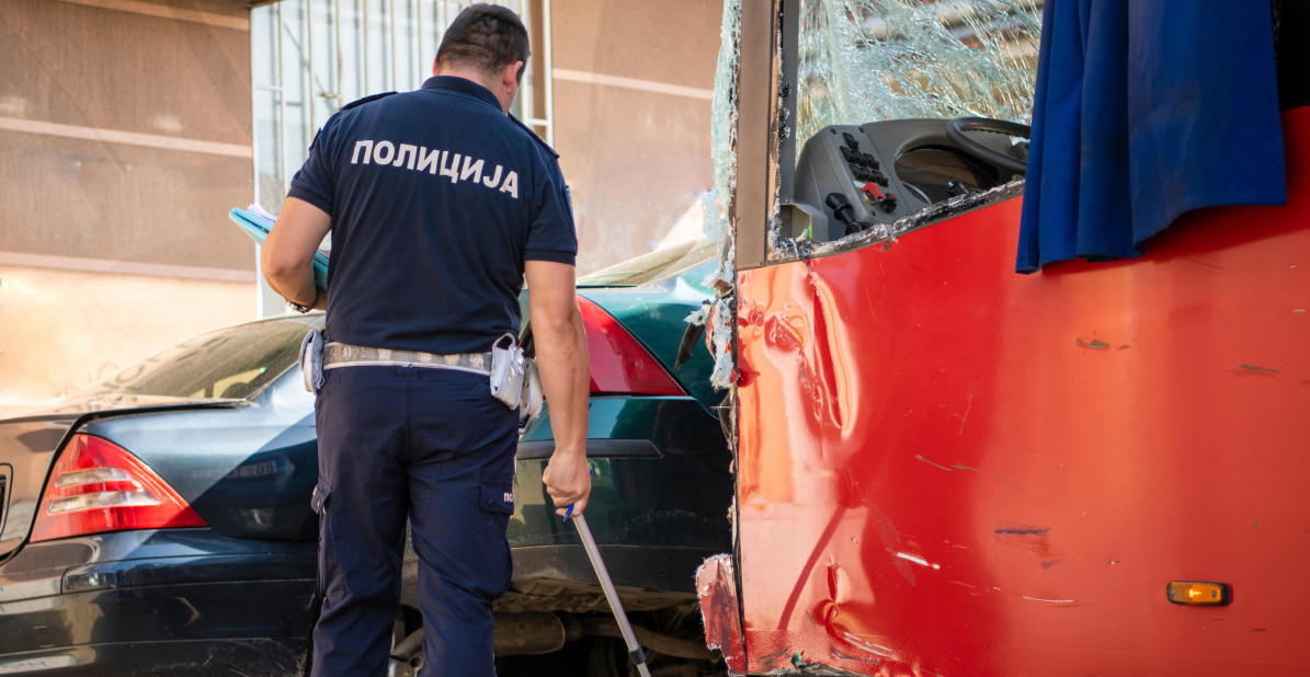 SUDAR AUTOBUSA I AUTA NA NOVOM BEOGRADU U CIK ZORE Ima teško povređenih!