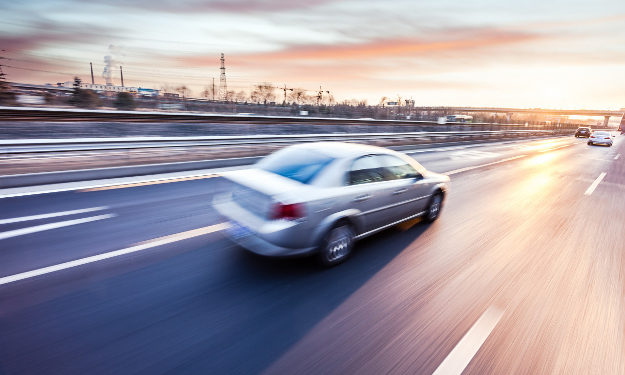 POGLEDAJTE ŠTA JE VOZAČ URADIO NA AUTO-PUTU Ovaj snimak šokirao Srbiju, nesreća izbegnuta "za dlaku" (VIDEO)