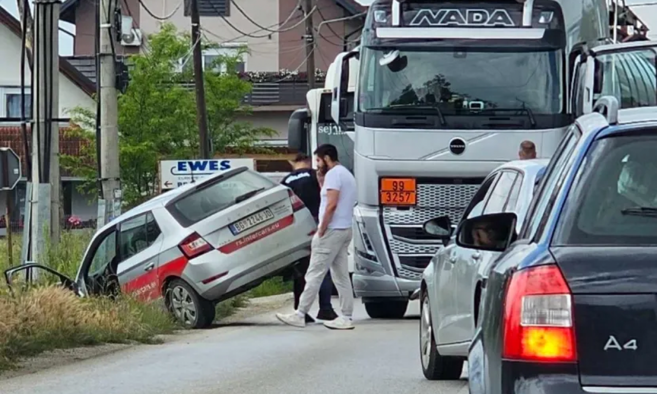 SUDAR VOZILA I CISTERNE SA GORIVOM KOD ČAČAKA Putničko vozilo završilo u kanalu