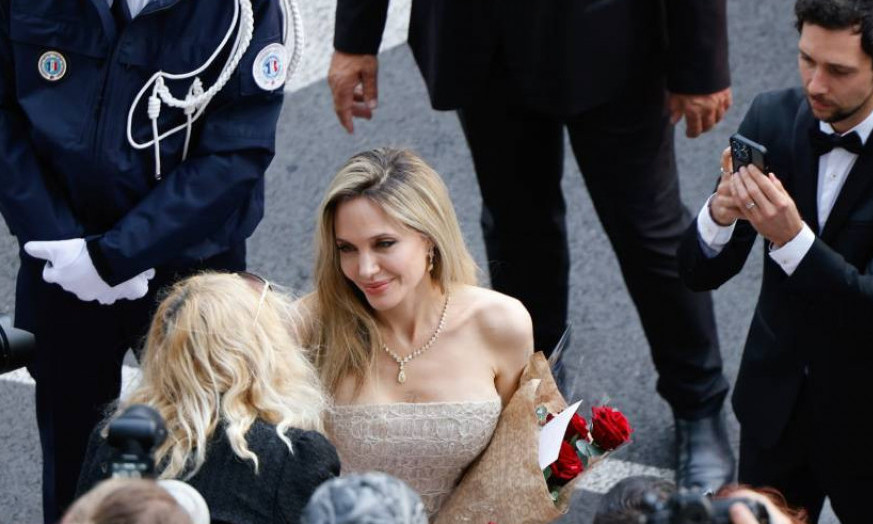 ŠTA SE OVO DEŠAVA? Snimak Anđelina Džoli i telohranitelja postao viralan (VIDEO)