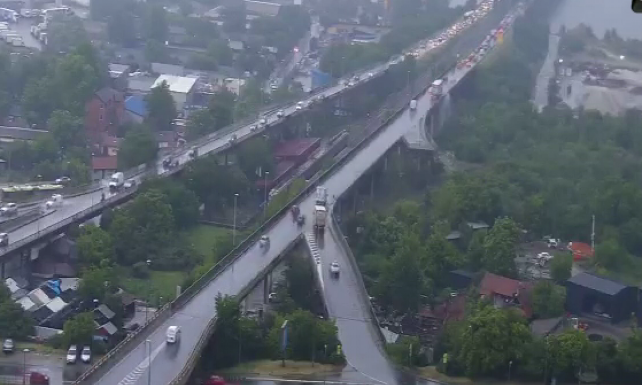 GRMLJAVINA NADOMAK MOSTOVA I POTOP U PRESTONICI: Vozila jedva da se kreću, ključne saobraćajnice zakrčene (FOTO+VIDEO)