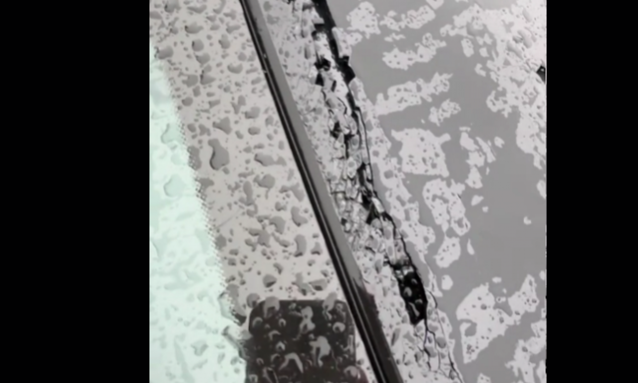 MUŠKARAC POKUŠAO DA UĐE U GRADSKI PREVOZ VAN STANICE: Lupao po vratima i razbio šoferku (VIDEO)