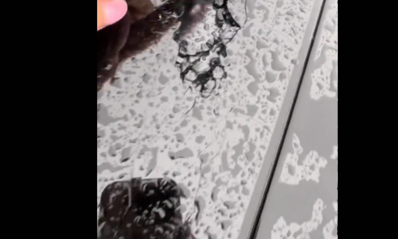 SKLANJAJTE VOZILO SA ULICE: Žena objavila snimak razlupanog stakla i oštećenog auta posle grada u Beogradu (VIDEO)