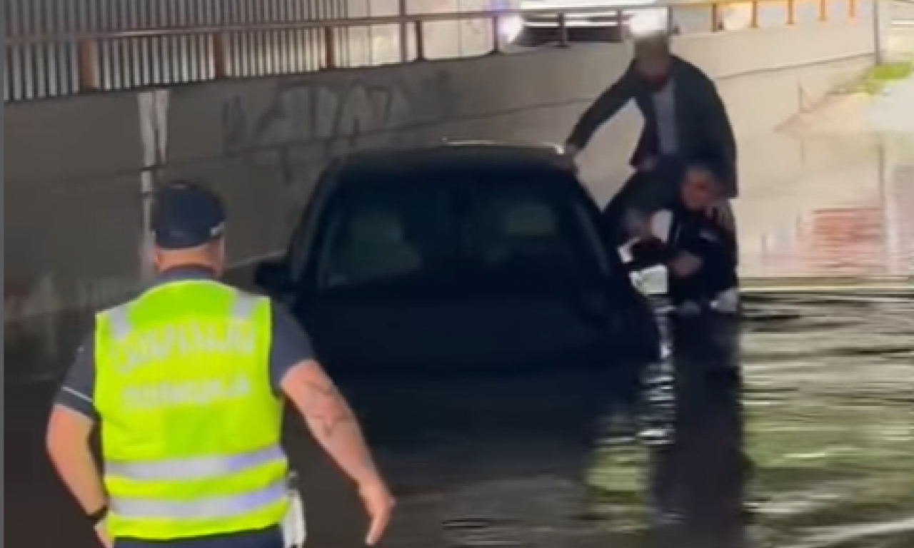 DRAMA U CENTRU BEOGRADA: Vozilo zaglavljeno ispod nadvožnjaka, policija pomaže vozaču (VIDEO)