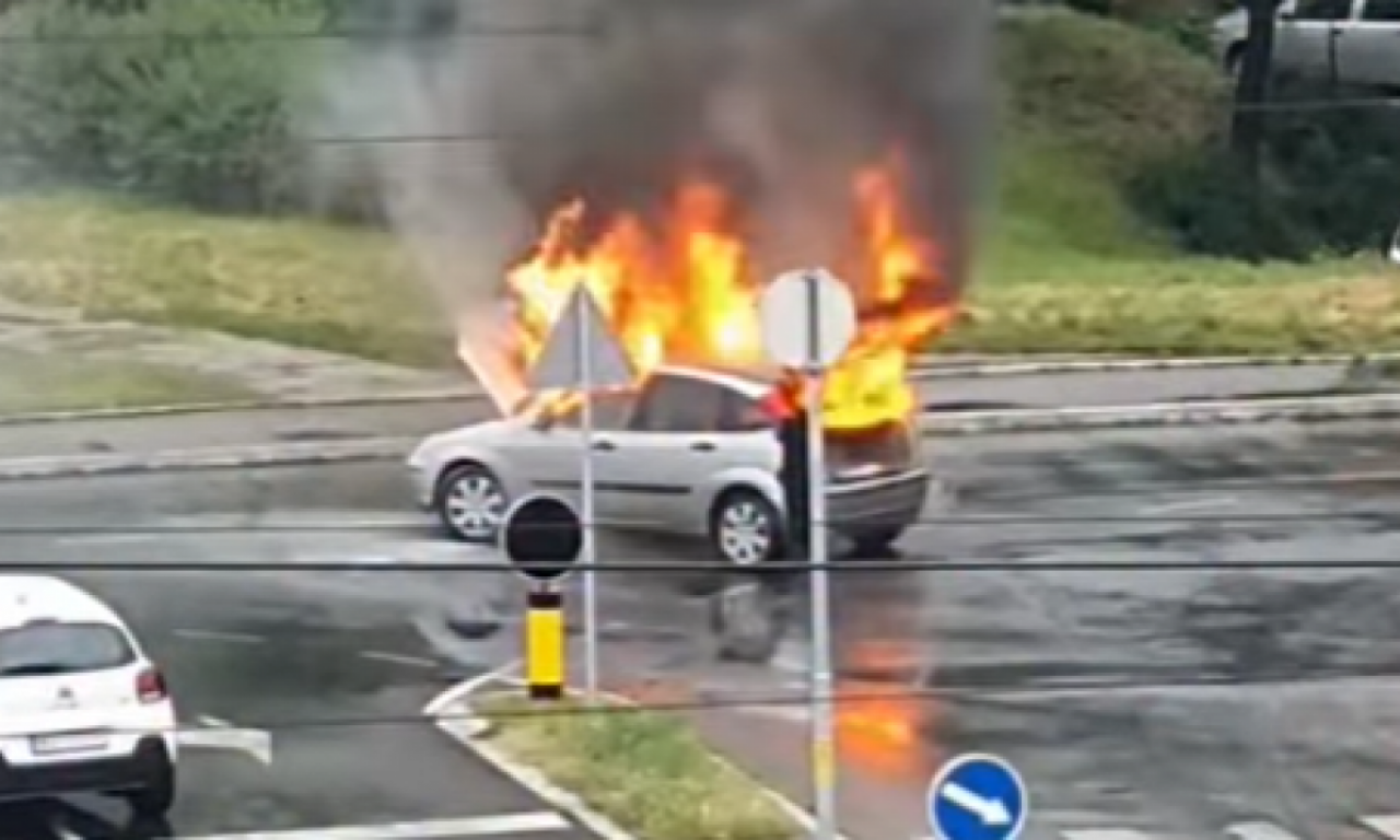 IZGOREO AUTOMOBIL NA NOVOM BEOGRADU: Drugi vozači prolazili pored buktinje, opasne scene! (FOTO/VIDEO)