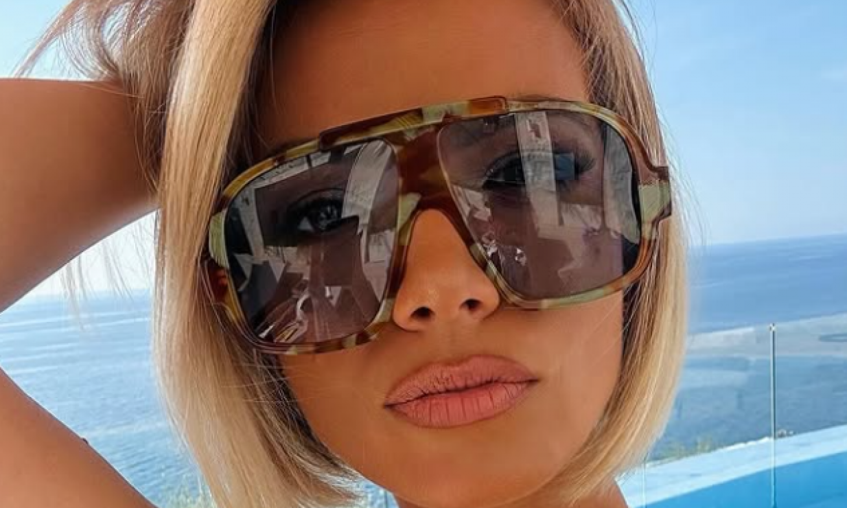 OVA MLADA PEVAČICA JE NAJŠKOLOVANIJA NA ESTRADI Karijera joj cveta, a sada ima pravo da kaže – Zovite me doktorka!