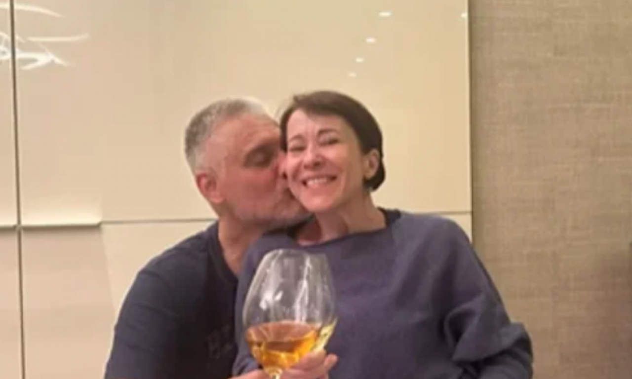 NEPOZNATA ŽENA MU SEDI U KRILU Čeda Jovanović podelio pa obrisao provokativne slike! (FOTO)