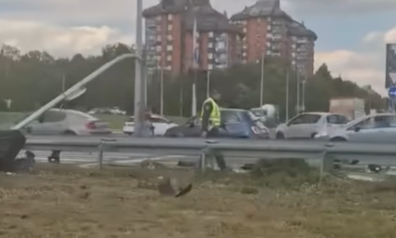 STUB SA SEMAFOROM OBOREN NA PUT, AUTOMOBILI RAZBIJENI: Stravičan snimak nesreće kod Galenike! (VIDEO)