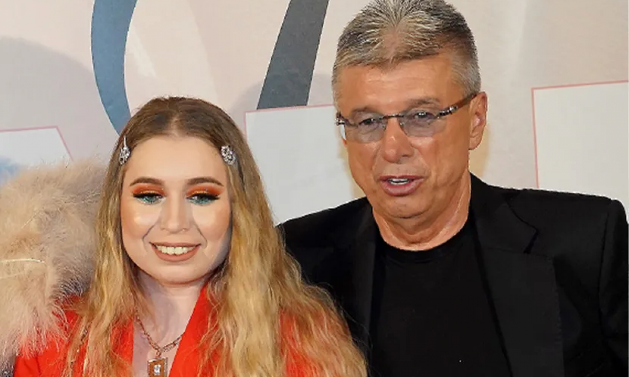 ĆERKA SAŠE POPOVIĆA NAPUSTILA SRBIJU Spakovala kofere i otišla bez reči, objavila sliku iz aviona (FOTO)