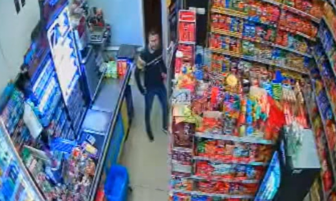 AKO GA PREPOZNATE, ODMAH ZOVITE POLICIJU: Muškarac u Novom Sadu ukrao pazar iz prodavnice! (VIDEO)